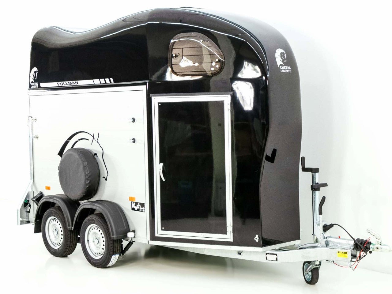 Cheval Liberte Pferdeanhänger GOLD One 1,5er| Pullmann-Fahrwerk| Sattelkammer| schwarz-Neu