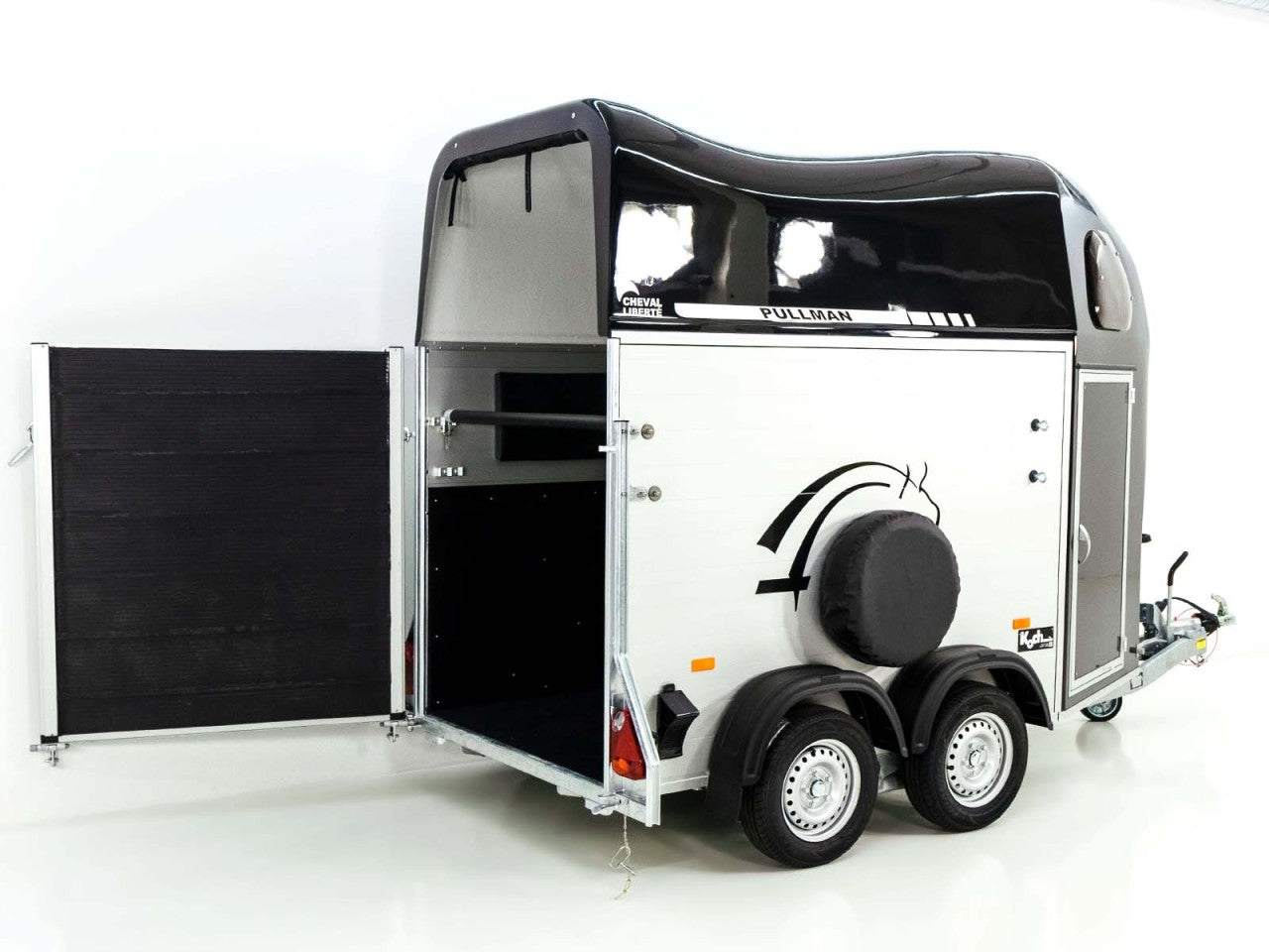 Cheval Liberte Pferdeanhänger GOLD One 1,5er| Pullmann-Fahrwerk| Sattelkammer| schwarz-Neu