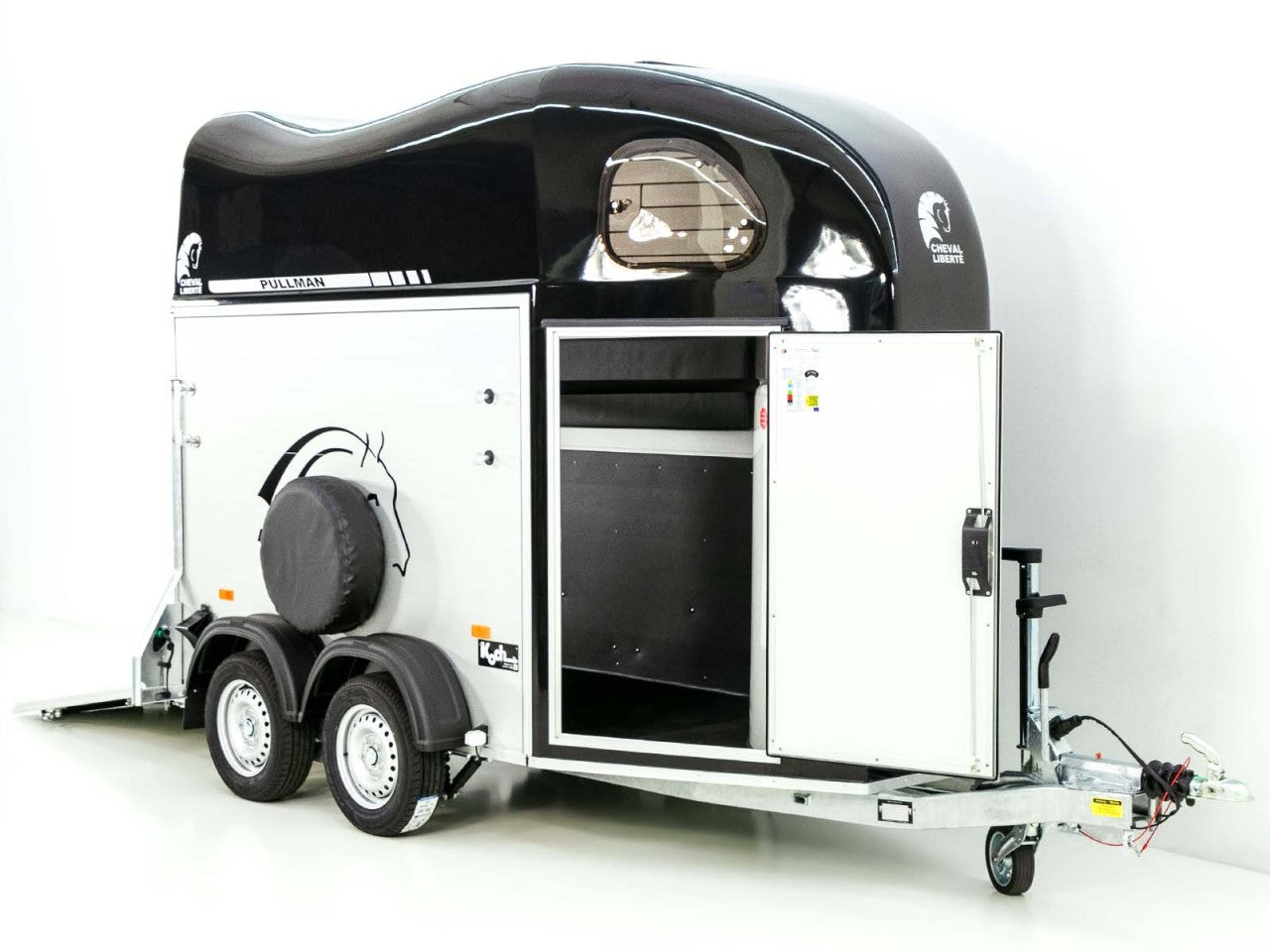 Cheval Liberte Pferdeanhänger GOLD One 1,5er| Pullmann-Fahrwerk| Sattelkammer| schwarz-Neu