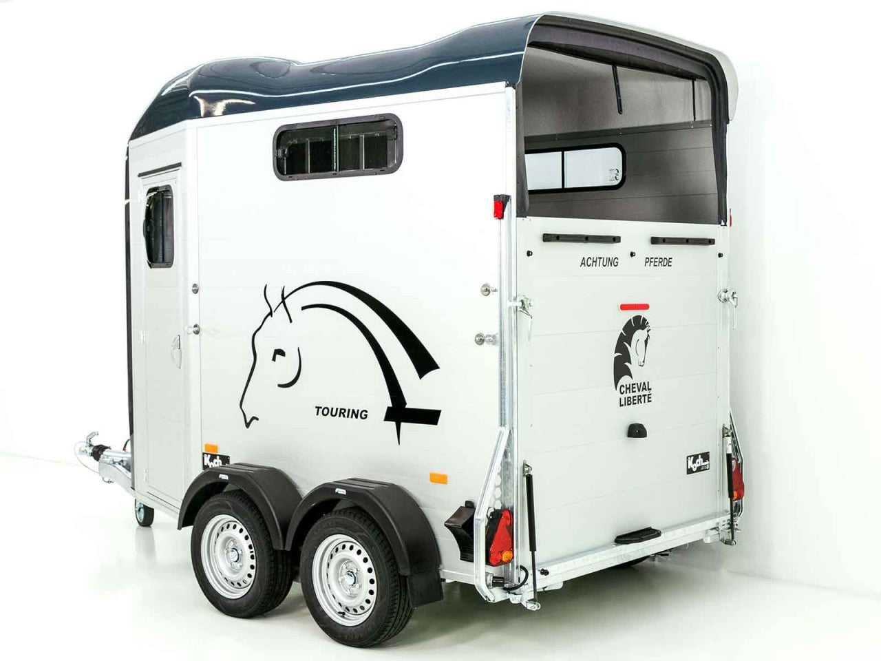 Cheval Liberte Pferdeanhänger Touring Jumping|Pullman-Fahrwerk|Sattelkammer|schwarz-Neu