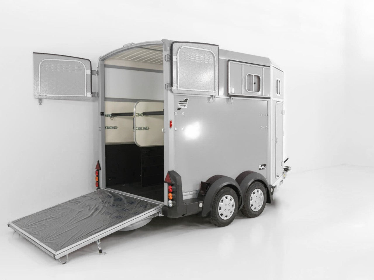 Ifor Williams Pferdeanhänger HB511|Sattelkammer|schwarz-Neu
