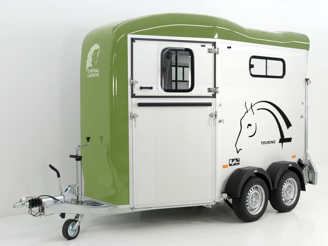 Cheval Liberte Pferdeanhänger Touring Country|Sattelkammer|Frontausstieg|olivgrün-Neu