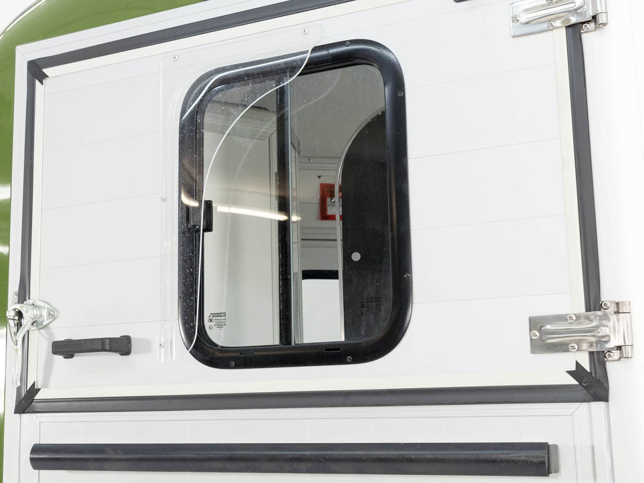 Cheval Liberte Pferdeanhänger Touring Country|Sattelkammer|Frontausstieg|olivgrün-Neu