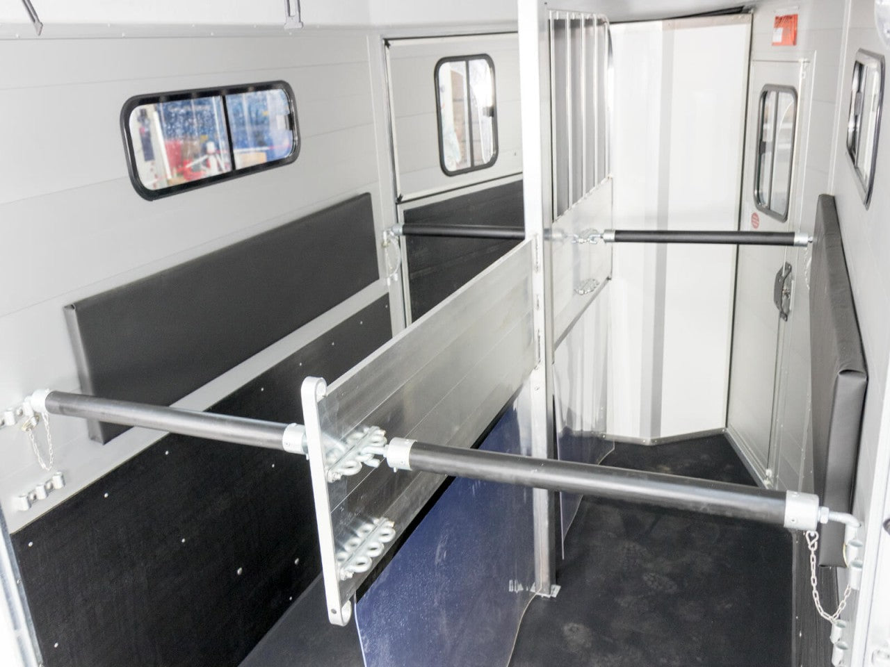 Cheval Liberte Pferdeanhänger Touring Country|Sattelkammer|Frontausstieg|grau-Neu