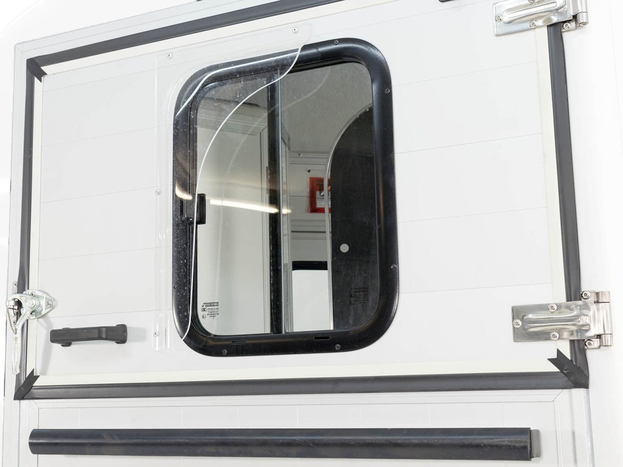 Cheval Liberte Pferdeanhänger Touring Country|Sattelkammer|Frontausstieg|weiß-Neu