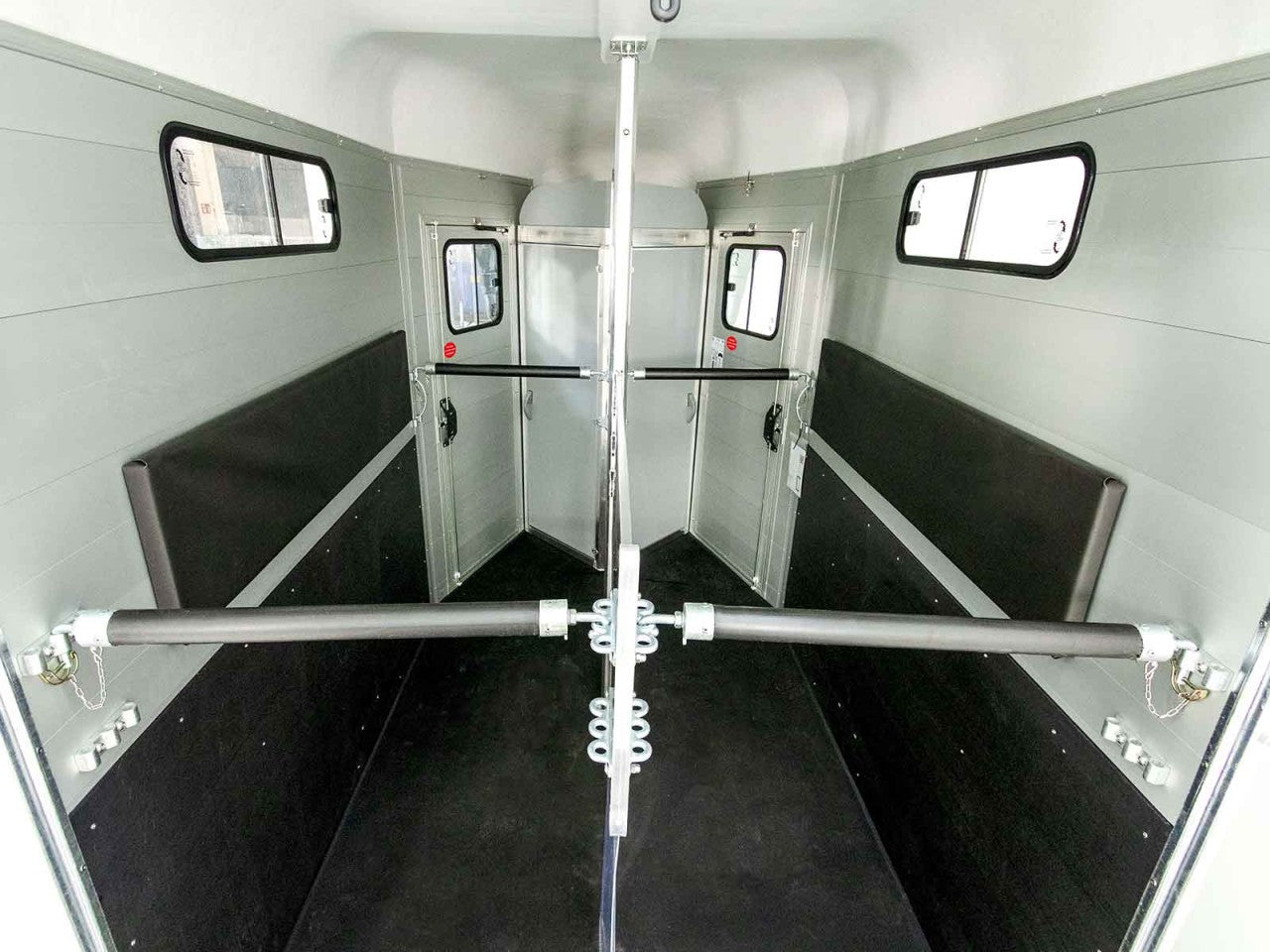 Cheval Liberte Pferdeanhänger Touring Jumping|Pullman-Fahrwerk|Sattelkammer|grau-Neu