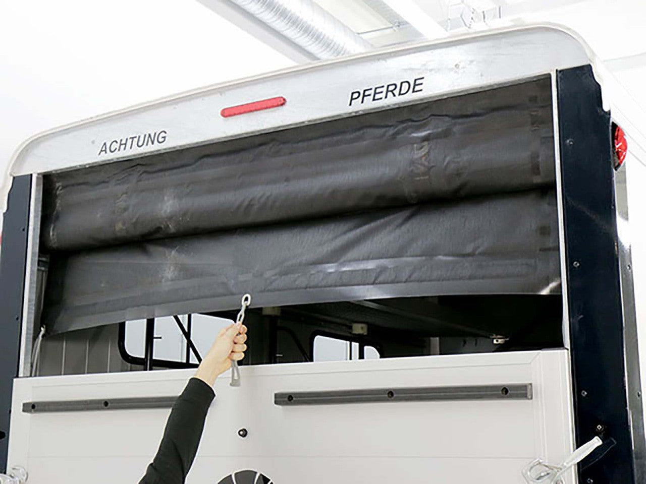 Cheval Liberte Pferdeanhänger Maxi 4|4 Pferde|Pullman-Fahrwerk|100km/h| weiß-Neu