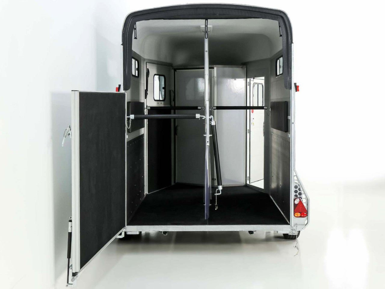 Cheval Liberte Pferdeanhänger Touring XL Country|Sattelkammer|Frontausstieg|schwarz-Neu