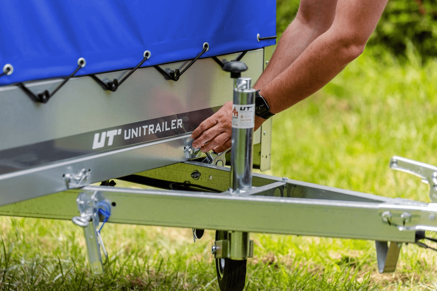 UNITRAILER Garden Trailer 230 KIPP – Straßenanhänger mit hoher blauer Plane